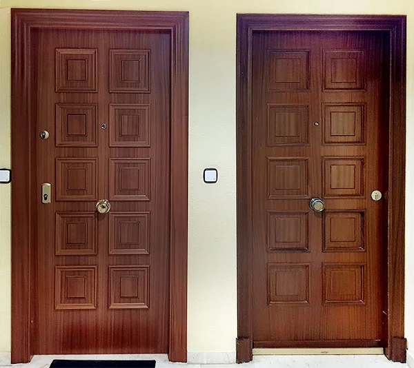Nos adaptamos al diseño de su comunidad. Puerta original (dcha.) y puerta nueva (izda.) Nos adaptamos al diseño de su comunidad. Puerta original (dcha.) y puerta nueva (izda.)